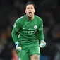 2. Ederson Moraes (Manchester City) - Uang besar yang dikeluarkan The Citizens untuk memboyong kiper asal Brasil ini tak sia-sia. Refleks yang cepat dan berani duel satu lawan satu membuatnya menjadi kiper yang disegani. (AFP/Oli Scarff)