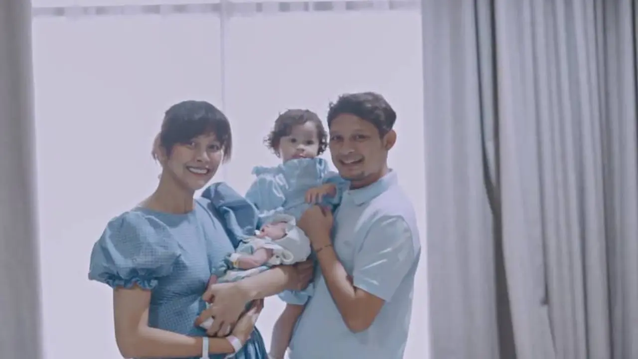 7 Pemotretan Terbaru Bunga Jelitha dan Syamsir Alam Bersama Buah Hati