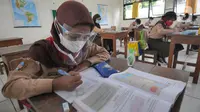 Siswi mengikuti pelaksanaan pembelajaran tatap muka di SDN Pondok Labu 14, Jakarta Selatan, Rabu (7/04/2021). Mulai hari ini, Pemprov DKI melakukan pembelajaran tatap muka bagi 85 sekolah dari semua jenjang pendidikan hingga 29 April. (merdeka.com/Arie Basuki)