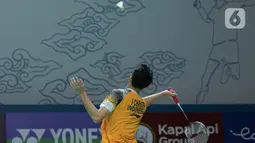 Pebulu tangkis tunggal putra Indonesia Jonatan Christie mengembalikan servis ke arah tunggal putra China Zhao Jun Peng pada babak 16 besar Indonesia Open 2022 di Istora Senayan, Jakarta, Kamis (16/6/2022). Jonatan Christie atau akrab disapa Jojo menyerah 12-21, 21-18, 14-21. (Liputan6.com/Faizal Fanani)