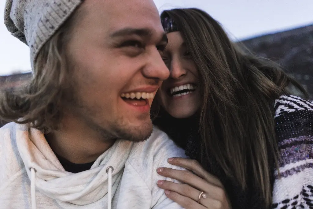 Aturan mengunggah foto pacar di media sosial. (Foto: unsplash.com/Jordan Bauer)