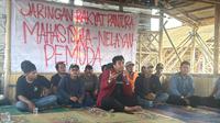 Kelompok Nelayan yang tergabung dalam Jaringan Rakyat Pantura (JRP) menyebut, tanggul laut atau yang kini viral disebut pagar laut yang membentang di pesisir utara Tangerang, memang sengaja dibangun secara swadaya oleh masyarakat.