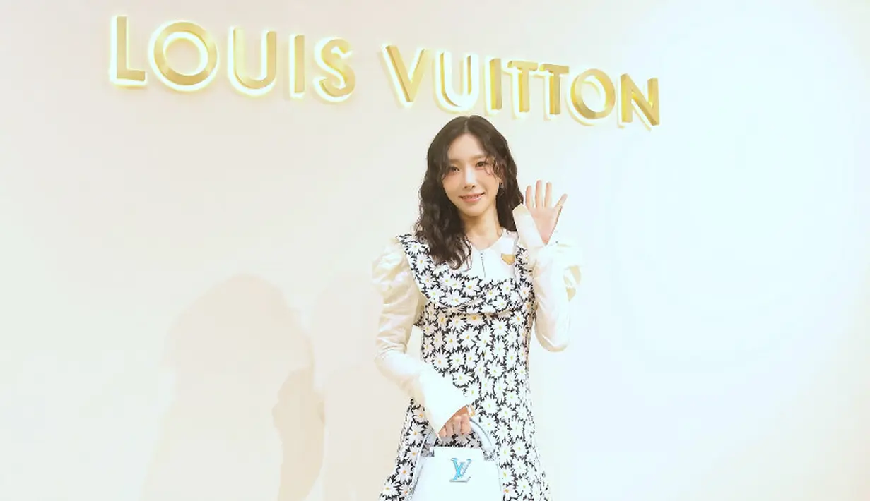 Taeyeon hadir di grand opening Louis Vuitton pada Rabu (29/5) di Plaza Indonesia, Jakarta. Kali ini ia tampil feminim dengan head to toe dari LV.  [Adrian Putra/Fimela]