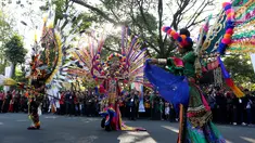 Peserta mengikuti parade Karnaval Kemerdekaan Pesona Parahyangan dalam rangka puncak peringatan HUT Kemerdekaan ke-72 Republik Indonesia di Bandung, Sabtu (26/8). Karnaval mengusung tema "Nyalakan Api Semangat Kerja Bersama". (Liputan6.com/Johan Tallo)