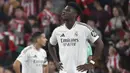 Ekspresi kecewa pemain Real Madrid, Aurelien Tchouameni saat timnya kebobolan dari Atheltic Bilbao pada laga lanjutan Liga Spanyol 2024/2025 di San Mames Stadium, Bilbao, Spanyol, Kamis (05/12/2024) dini hari WIB. (AFP/Ander Gillenea)
