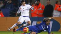 Pedro Rodriguez (kiri) mendapatkan tekel dari Danny Simpson pada laga antara Leicester City melawan Chelsea. (Reuters/Carl Recine)