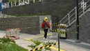 Pejalan kaki melewati proyek pembangunan Taman Dukuh Atas di Jalan Jenderal Sudirman, Jakarta, Jumat (2/8/2019). Pembangunan ruang terbuka baru di Dukuh Atas sebagai bagian dari penataan koridor Sudirman-Thamrin yang dilengkapi sarana olahraga dan anjungan pandang. (Liputan6.com/Immanuel Antonius)