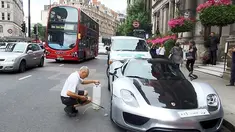 Para pengendara terpaksa harus memperlambat kecepatan mobilnya dan berpindah jalur agar aman melewati mobil tersebut.