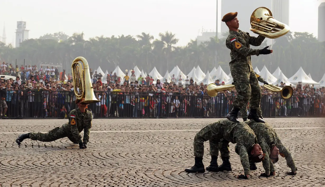 Tim Marching Band Taruna Akademi Militer beratraksi saat memeriahkan HUT RI ke-69 di kawasan Tugu Monas, Jakarta, (31/8/2014). (Liputan6.com/Helmi Fithriansyah)