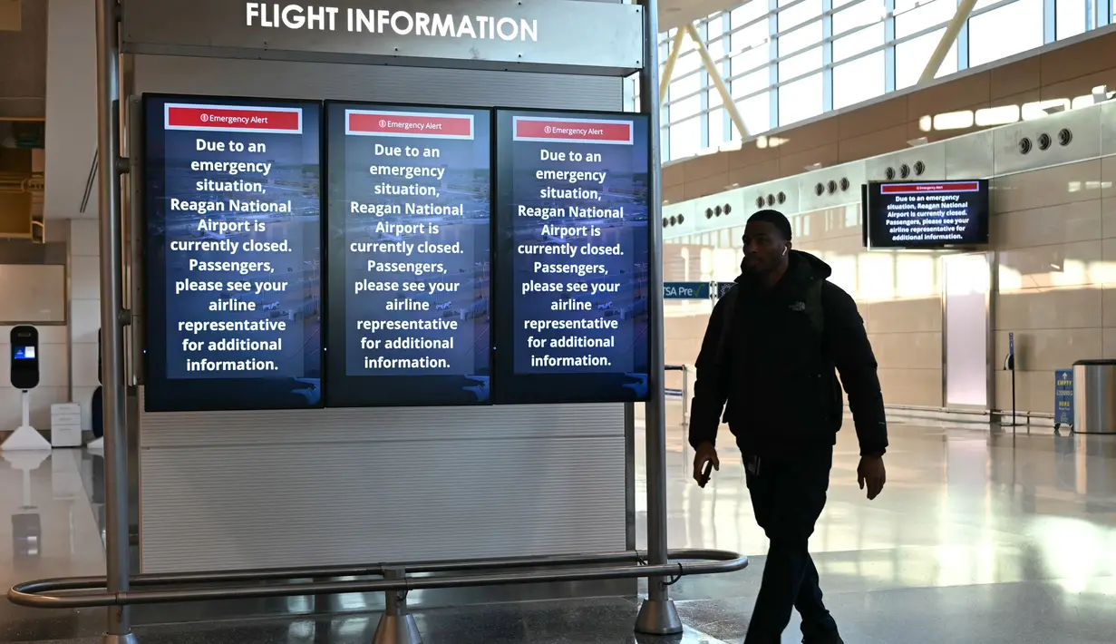 Pemandangan di dalam Bandara Nasional Ronald Reagan Washington, di Arlington, Virginia, pada 30 Januari 2025. (ANDREW CABALLERO-REYNOLDS/AFP)