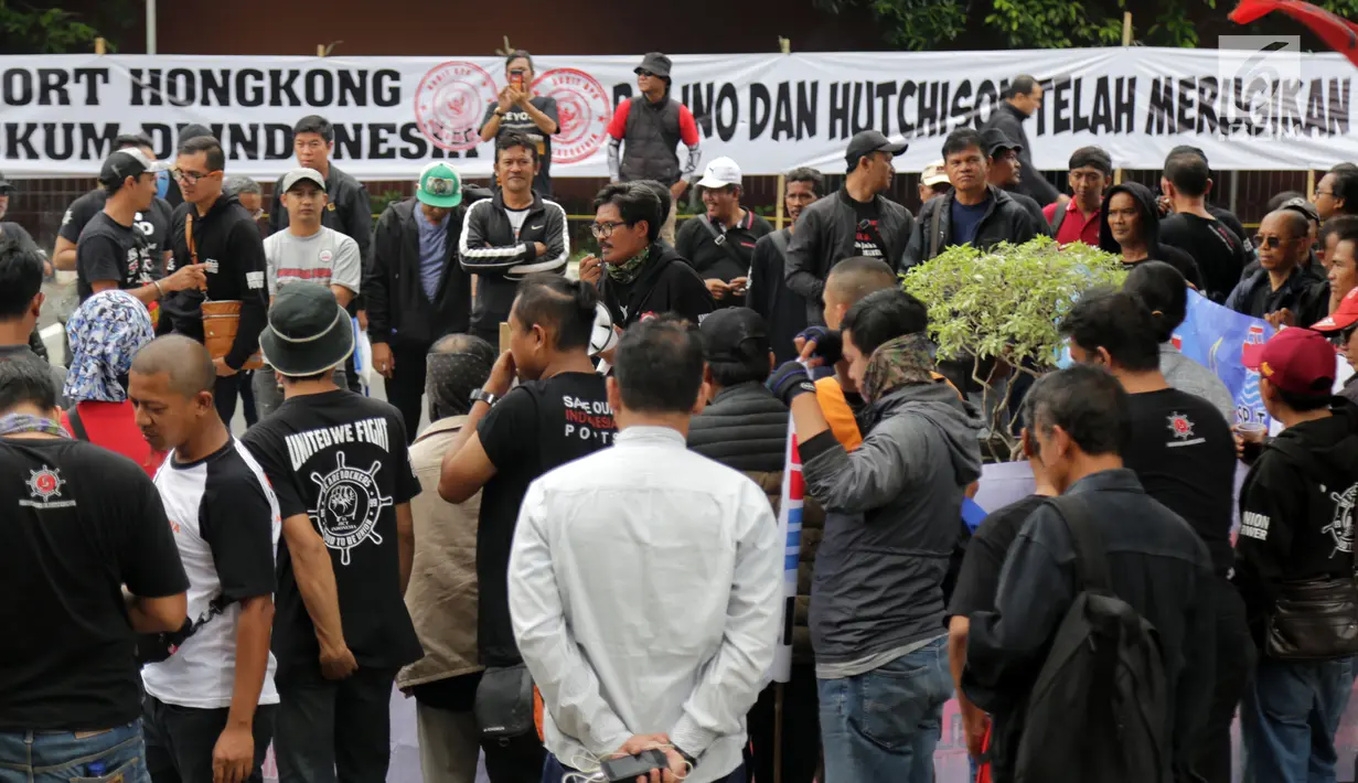 Massa Serikat Pekerja JICT dan FPPI berunjuk rasa di depan Gedung KPK, Jakarta, Selasa (18/12). Perpanjangan kontrak JICT kepada investor Hong Kong Hutchison Port diduga merugikan negara sekitar Rp 14,68 T. (Merdeka.com/Dwi Narwoko)