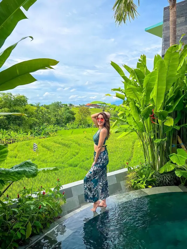 [Fimela] Potret Elma Agustin pamer OOTD