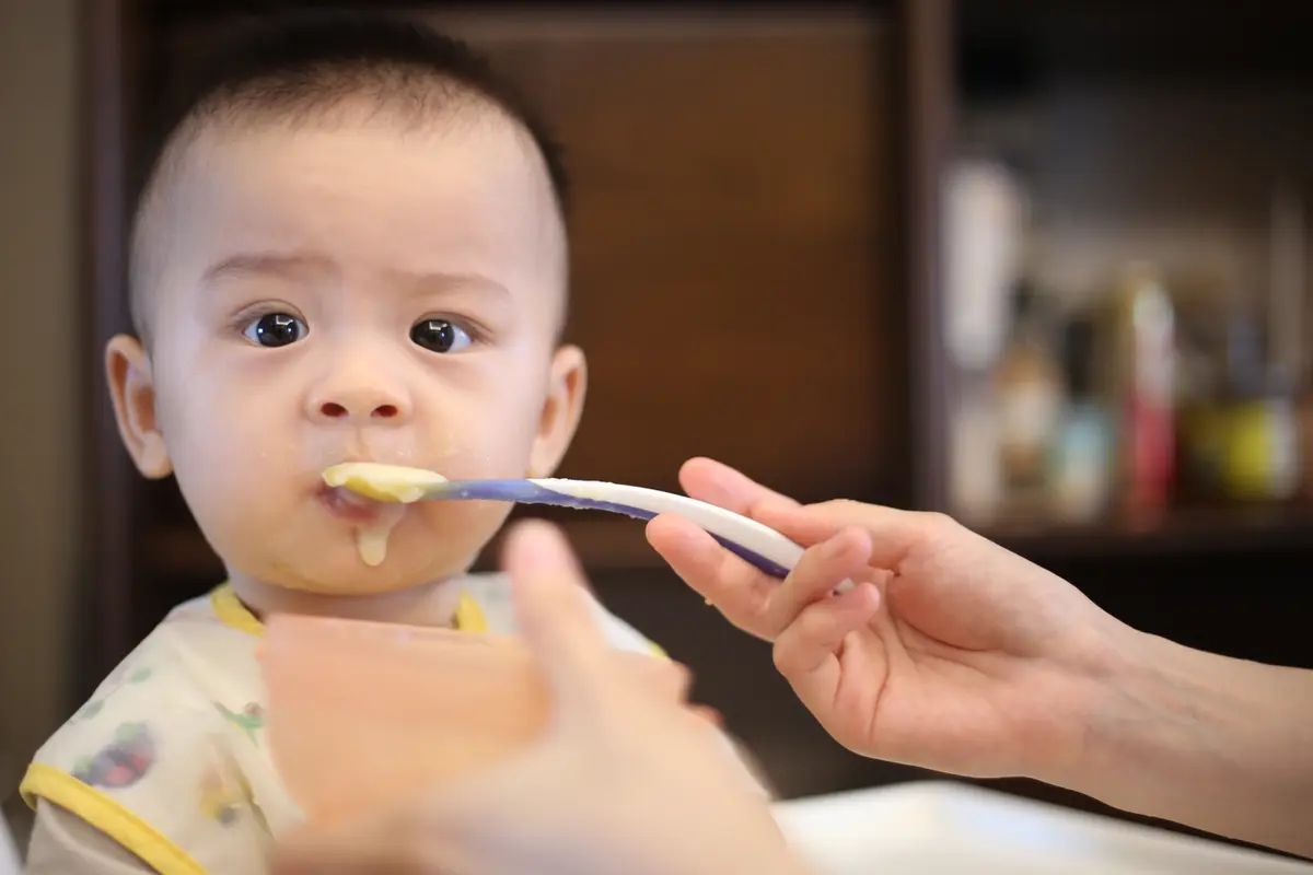 bayi makan