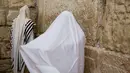 Umat Yahudi dari kasta imam berdoa menjelang Paskah di depan Tembok Barat, Yerusalem (13/4). Mereka melakukan upacara sebanyak tiga kali dalam setahun, yaitu Paskah, Shavuot dan Sukkot.  (AP Photo / Ariel Schalit) 