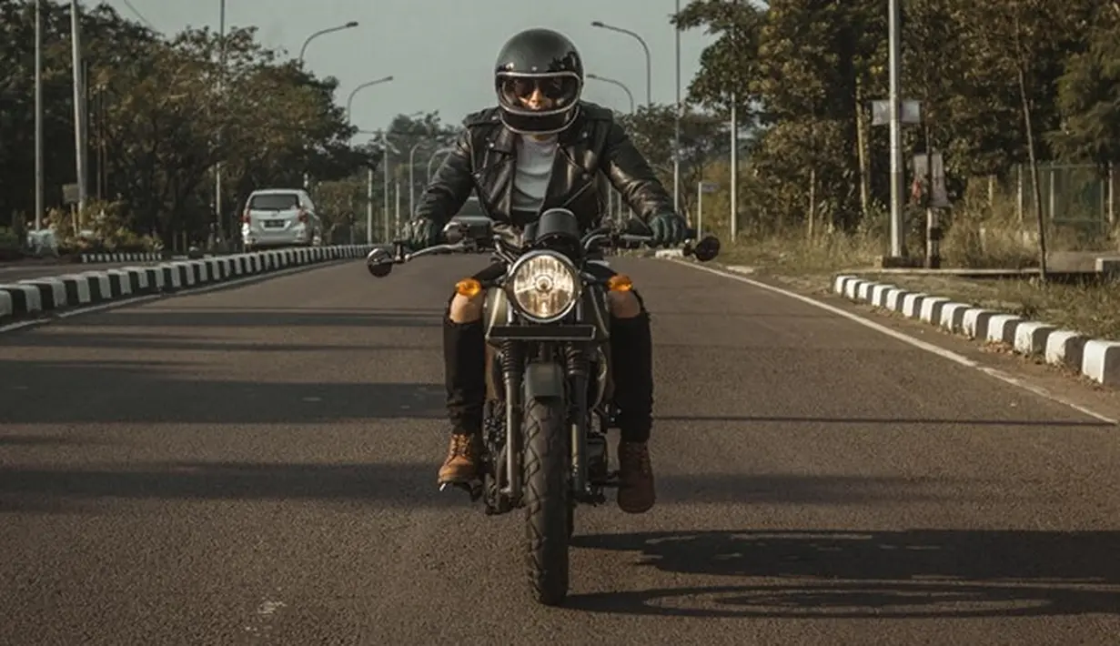 Pria bernama lengkap Fandy Christian Halomoan ini selain jago akting, diriny ajuga punya hobi naik motor gede. Ia bahkan beberapa kali mengunggah momen menikmati jalanan dengan mogenya di Instargam pribadinya. (Liputan6.com/IG/@fandych)