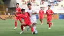 <p>Striker Timnas Indonesia U-16, Zahaby Gholy (kanan) berebut bola dengan gelandang Timnas Vietnam U-16, Nguyen Thai Hoa pada laga perebutan tempat ketiga Piala AFF U-16 2024 di Stadion Manahan, Solo, Rabu (3/7/2024). (Bola.com/Abdul Aziz)</p>