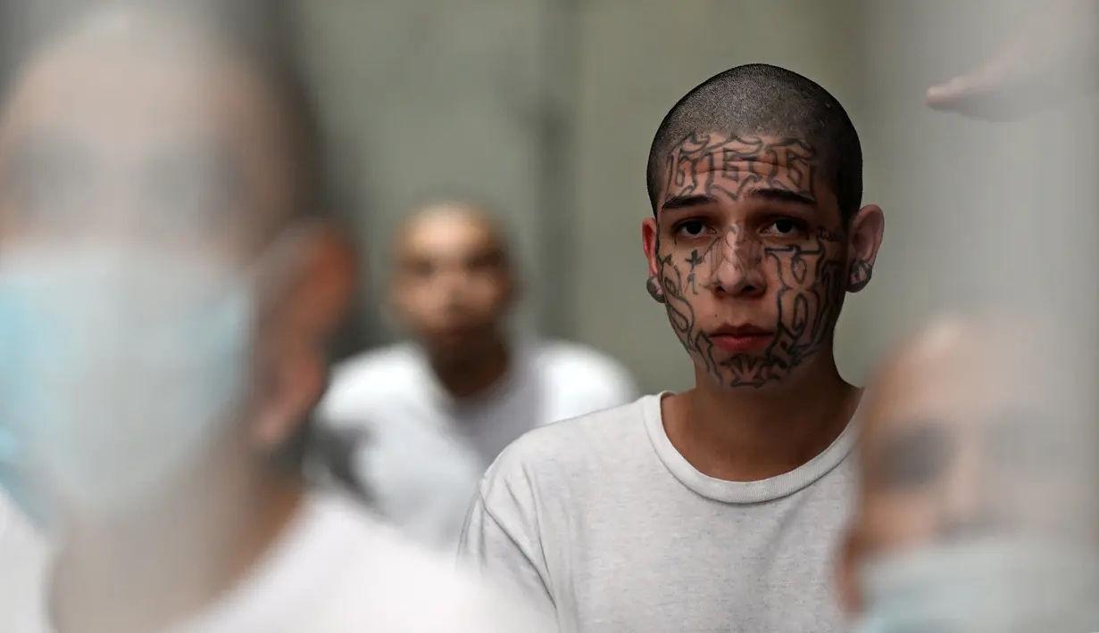 Perang tanpa henti yang dilancarkan Presiden El Salvador Nayib Bukele terhadap geng-geng terus memenuhi blok-blok sel di sebuah penjara besar yang mungkin merupakan penjara terbesar di Amerika Latin. (Marvin RECINOS / AFP)
