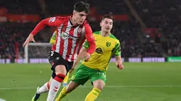 Tino Livramento. Bek kanan Inggris berusia 19 tahun yang baru semusim memperkuat Southampton sejak didatangkan dari tim U-23 Chelsea pada awal musim 2021/2022 dengan nilai transfer 5,9 juta euro ini mampu menjadi andalan di lini belakang The Saints. Musim 2021/2022 ia total tampil dalam 31 laga di semua ajang dengan torehan 1 gol dan 2 assist. Saat ini ia tengah menjalani pemulihan usai cedera ligamen parah sejak 24 April 2022 saat menghadapi Brighton di pekan ke-34 Liga Inggris. (AFP/Glyn Kirk)