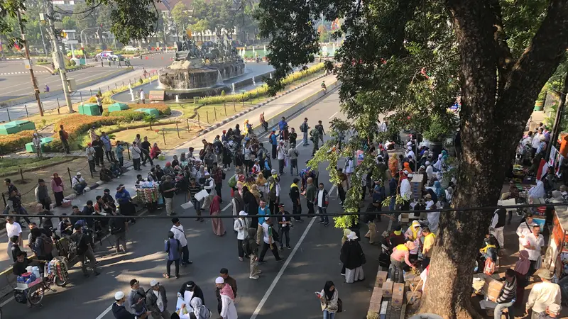 Jelang Putusan MK, Jalan Medan Merdeka Mulai Dipenuhi Massa