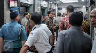 Presiden Jokowi mendatangi kantor Kementerian Perhubungan, Jakarta, Selasa (11/10).  Jokowi mendatangi Kemenhub saat Operasi Tangkap Tangan (OTT) yang dilakukan Polri terkait praktek pungli perizinan kapal. (Liputan6.com/Faizal Fanani)