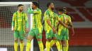 Para pemain West Bromwich Albion tampak kecewa usai ditaklukkan Arsenal pada laga Liga Inggris di Stadion Emirates, Senin (10/5/2021). Arsenal menang dengan skor 3-1. (Richard Heathcote/ Pool via AP)