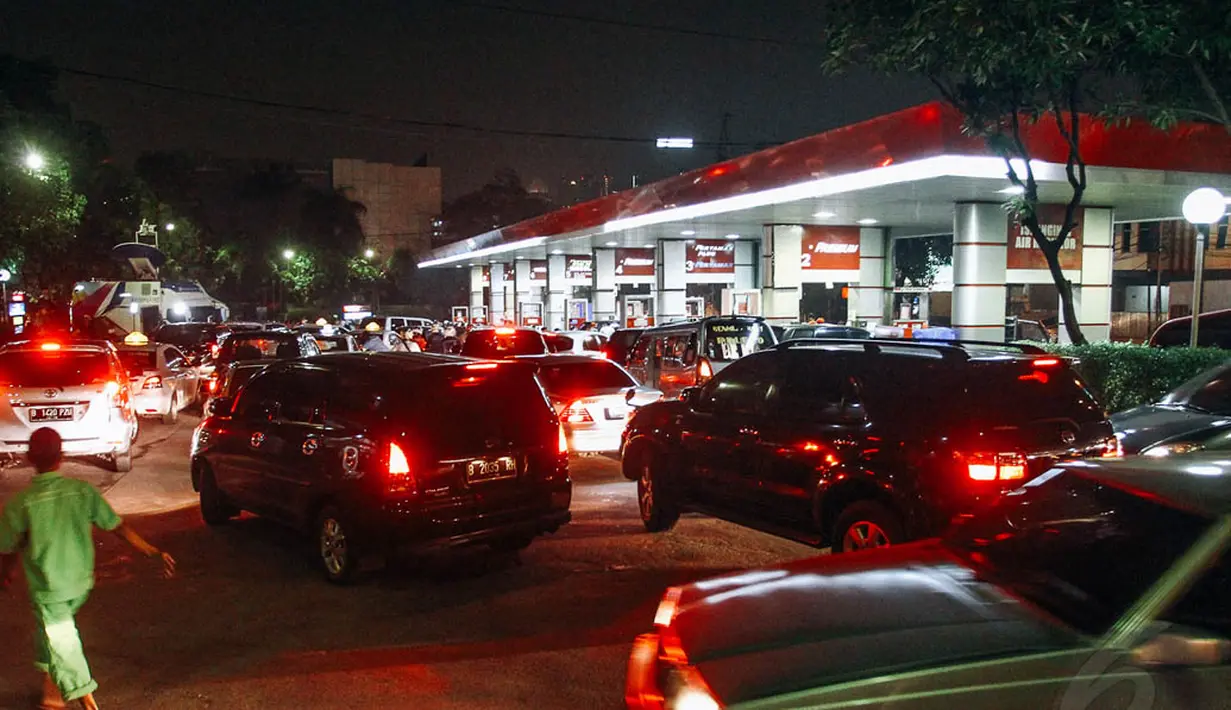 Di SPBU kawasan Pejompongan, Jakarta, antrean tak hanya terjadi pada sepeda motor, namun juga roda 4, Senin (17/11/2014). (Liputan6.com/Faizal Fanani) 