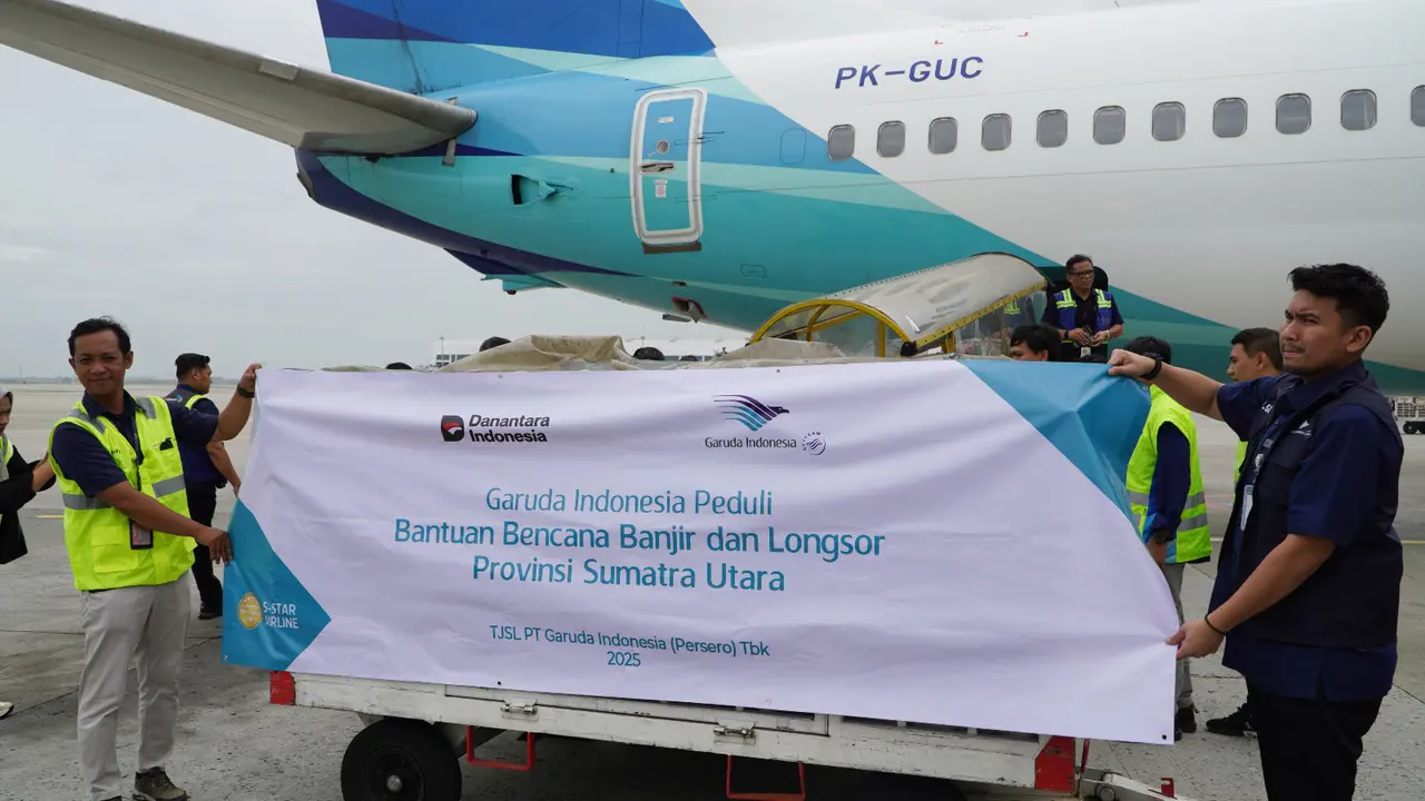 Garuda Indonesia bersama Aerowisata Group menerbangkan 7 ton bantuan kemanusiaan untuk korban bencana di Aceh, Sumatra Utara, dan Sumatra Barat. (Dok Garuda)