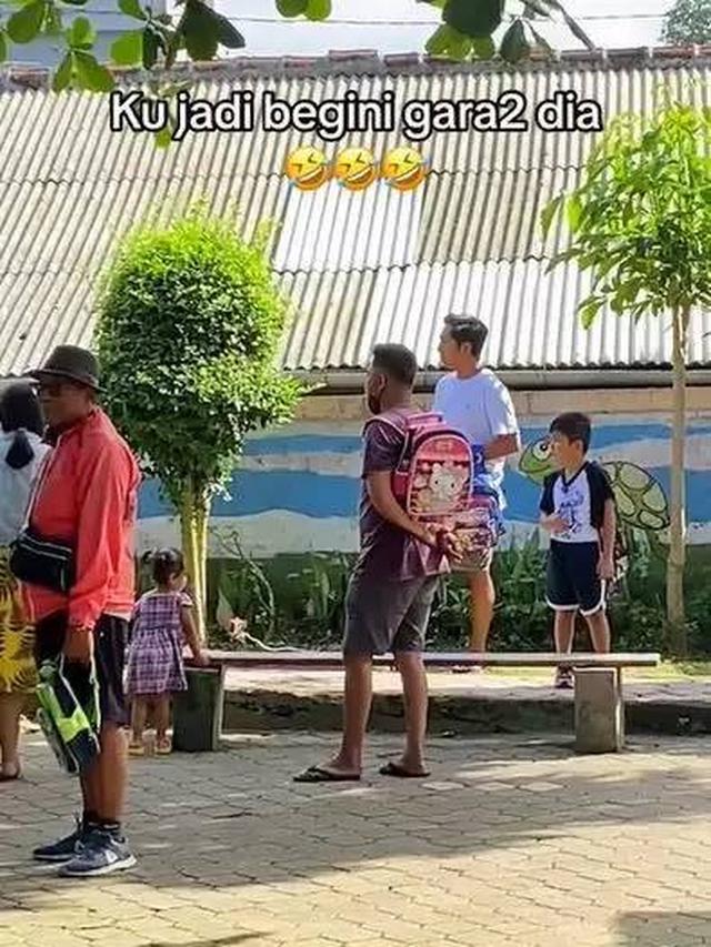 10 Potret Lucu Bapak Rumah Tangga saat Jaga Anaknya yang Masih Kecil Ini Kocak
