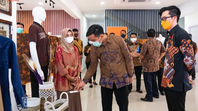 Pembukaan Kampus UMKM Shopee Ekspor dilakukan Direktur Shopee Indonesia Handhika Jahja bersama Walikota Surakarta Gibran Rakabuming. Dok Shopee