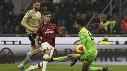 Pemain AC Milan Krzysztof Piatek mencetak gol ke gawang SPAL pada babak 16 besar Coppa Italia 2019/2020 di Stadion San Siro, Milan, Italia, Rabu (15/1/2020). AC Milan menang 3-0. (Spada/LaPresse via AP)