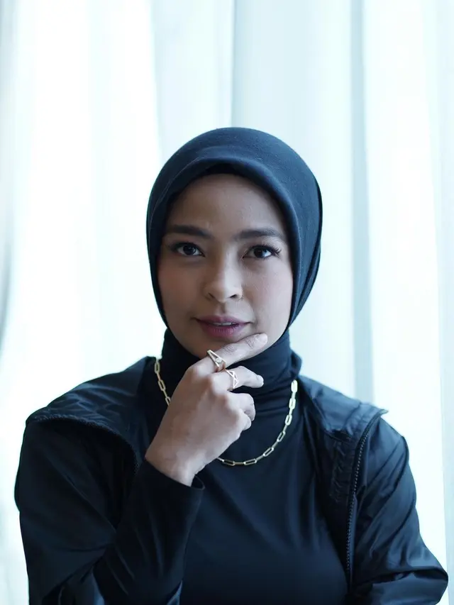 Tantri Kotak tampil stylish dengan busana hitam menggunakan aksesori emas (https://www.instagram.com/p/CfIvYOEP26p/)