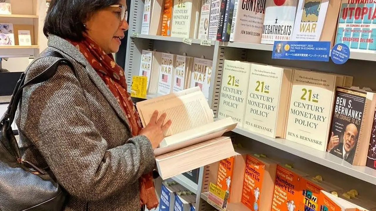 Disela-sela kunjungan kerja ke Jepang, Menteri Keuangan (Menkeu) Sri Mulyani Indrawati menyempatkan berkunjung ke Toko Buku Maruzen di Tokyo