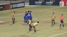 Dalam laga penyisihan Group B Piala AFF U 16 di Stadion Gelora Joko Samudra, senin malam (30/07/2018) Timnas Thailand U-16 mengalahkan Malaysia U-16 dengan skor 2 - 1.Dalam laga penyisihan Group B Piala AFF U 16 di Stadion Gelora Joko Samudra, senin ...