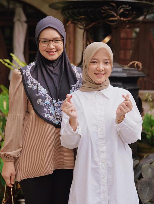 Nissa juga mengungkapkan jika Siti Nurhaliza sangat baik dan rendah hati dalam menyambutnya. "Alhamdulillah hari ini bisa bertemu kembali dengan Dato' Sri Siti @ctdk, kali ini berkesempatan untuk silaturahmi langsung ke kediaman Dato' Sri Siti. Terima kasih to' tii sudah menyambut kita dengan sangat baik dan to' tii very humble," tulisnya. (Liputan6.com/IG/@nissa_sabyan)