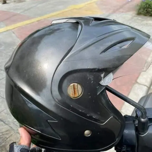 Atas visor helm (Instagram/@unconditionaldesign)