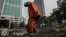 Petugas pemadam kebakaran melakukan pengecekan lahan yang terbakar di kawasan Lingkar Mega Kuningan, Jakarta, Minggu (13/9/2015). Diduga kebakaran lahan kosong tersebut puntung rokok yang dibuang sembarangan. (Liputan6.com/Faizal Fanani) 