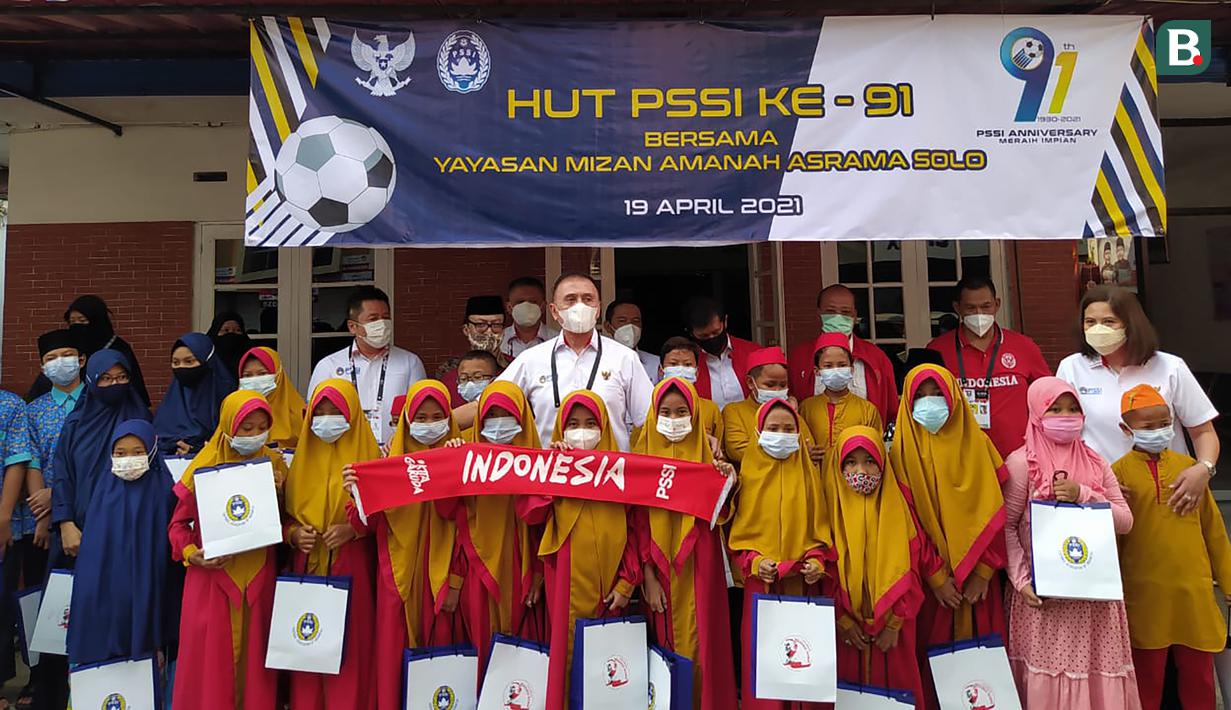 PSSI mengunjungi Panti Asuhan Dhuafa Mizan Amanah Solo, Senin (19/4/2021) sebagai bagian rangkaian peringatan HUT PSSI ke-91. (Bola.com/Vincentius Atmaja)