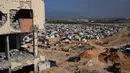 Aktivitas pekerja Mesir yang menggunakan alat berat untuk mencari jenazah para sandera di Kota Hamad, Khan Younis, di Jalur Gaza selatan, Selasa 28 Oktober 2025. Dikabarkan, hingga Selasa 28 Oktober 2025, terdapat 13 jenazah sandera yang masih belum ditemukan dan dikembalikan. (AP Photo/Abdel Kareem Hana)