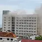 Tangkap layar video kebekaran Hotel Whiz Prime sejumlah tamu bergelantungan di balkon kamar.