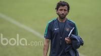 Pelatih Timnas Indonesia, Luis Milla, usai memimpin seleksi Timnas Indonesia U-22 di Lapangan SPH Karawaci, Banten, Selasa (7/3/2017). (Bola.com/Vitalis Yogi Trisna)