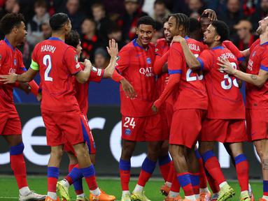 Pemain Paris Saint-Germain merayakan gol pembuka yang dicetak Willian Pacho saat matchday ketiga Liga Champions 2025/2026 melawan Bayer 04 Leverkusen di Stadion BayArena, Leverkusen, Jerman, pada Selasa 21 Oktober 2025 waktu setempat atau Rabu 22 Oktober 2025 dini hari WIB. (FRANCK FIFE/AFP)