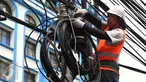 Petugas PLN saat melakukan penertiban jaringan ilegal di tiang listrik PLN di Menteng Raya,Jakarta, (02/3). Pihak PLN akan menertibkan 48 lokasi yang dianggap ada jaringan ilegal. (Liputan6.com/Faisal R Syam)