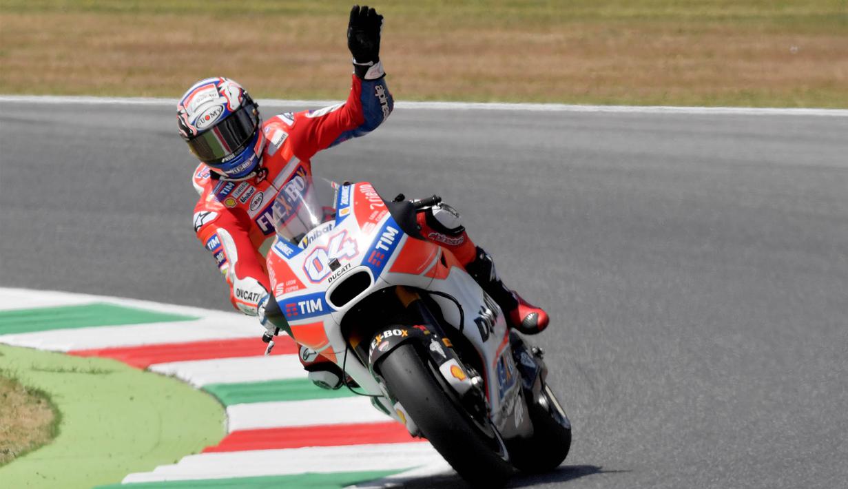 Pebalap Ducati, Andrea Dovizioso, berhasil finis terdepan pada balapan MotoGP Italia di Sirkuit Mugello, Minggu (4/6/2017). Rider asal Italia itu sukses juara seri untuk pertama kalinya pada MotoGP musim ini. (AFP/Tiziana Fabi)