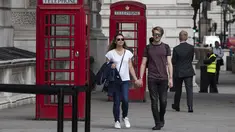 Orang-orang berjalan melewati bilik telepon umum di pusat Kota London, Inggris (8/9/2020). Angka resmi terbaru Inggris pada Selasa (8/9) menunjukkan bahwa korban meninggal akibat COVID-19 di negara tersebut telah mencapai 57.400. (Xinhua/Han Yan)