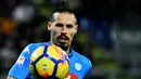 Gelandang Napoli Marek Hamsik melihat bola saat bertandang ke markas Cagliari pada laga pekan ke-26 Serie A di Sardegna Arena, Selasa (27/2). Napoli memantapkan posisi di puncak klasemen sementara Liga Italia 2017/2018. (ALBERTO PIZZOLI / AFP)