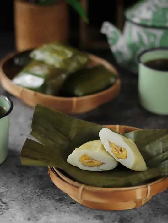 Kue nagasari yang terbuat dari tepung beras ini punya tekstur yang lembut. Ditambah dengan isian daun pisang pun jadi lebih nikmat. (Yun Octavia/Shutterstock.com)