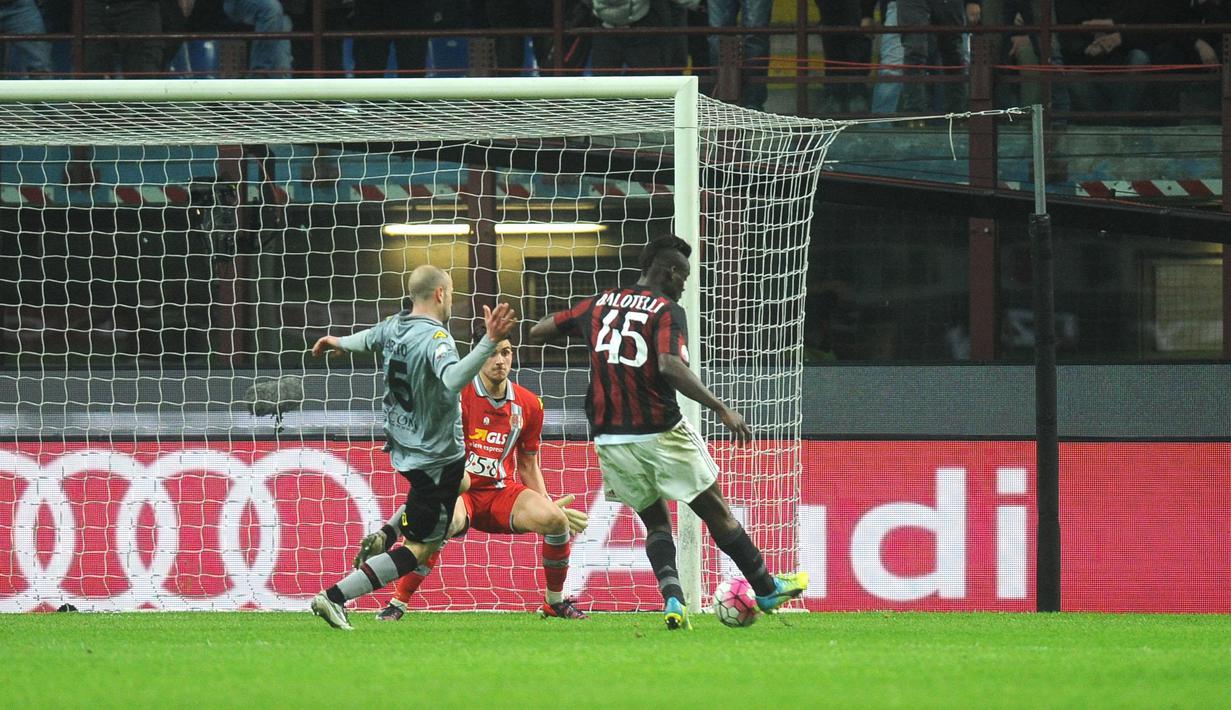 Pemain AC Milan, Mario Balotelli, saat mencetak gol ke-5 Milan ke gawang Alessandria dalam semifinal Coppa Italia di Stadion San Siro, Milan, Rabu (2/3/2016) dini hari WIB. (EPA/Daniele Mascolo)