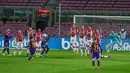 Striker Barcelona, Lionel Messi, melepaskan tendangan bebas saat melawan Alaves pada laga Liga Spanyol di Stadion Camp Nou, Sabtu (14/2/2021). Barcelona menang dengan skor 5-1. (AP Photo/Joan Monfort)