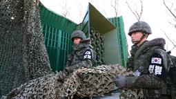Tentara Korsel menyiapkan pengeras suara yang disetel tepat di sebelah selatan zona demiliterisasi, Yeoncheon, Jumat (8/1/2016). Korsel melakukan siaran propaganda sebagai balasan atas klaim Pyongyang yang sedang menguji bom hidrogen. (YONHAP/AFP)