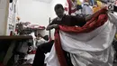 Penjahit merapikan bendera Merah Putih di Pasar Senen, Jakarta, Kamis (2/8). Salah seorang penjahit mengaku pesanan bendera Merah Putih meningkat hingga 50 persen dibandingkan bulan-bulan sebelumnya. (Merdeka.com/Iqbal Nugroho)